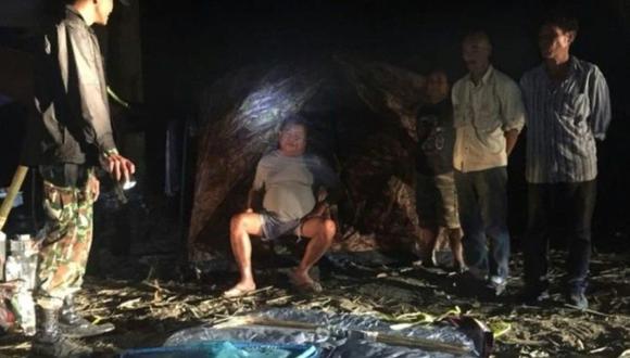 Foto del Sr. Premchai Karnasut (asiento central) cuando fue arrestado por funcionarios en el Santuario de Vida Silvestre Thung Yai Naresuan el 6 de febrero de 2018. (AFP / GETTY IMAGES).