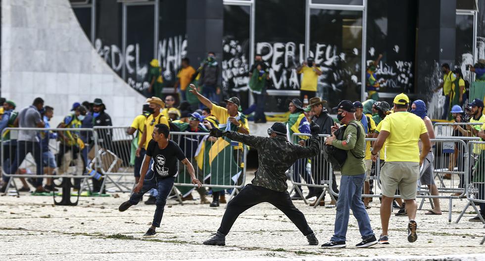 Policías antidisturbios accedieron este domingo al palacio presidencial de Planalto, sede del Gobierno de Brasil, que está tomado por cientos de seguidores radicales del expresidente Jair Bolsonaro, en Brasilia (Brasil).