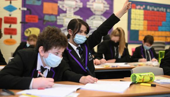 Los estudiantes de primaria asisten a una clase en Park Lane Academy en Halifax, noroeste de Inglaterra, el 17 de marzo de 2021, en medio de la pandemia de coronavirus. (Foto de Oli SCARFF / AFP).