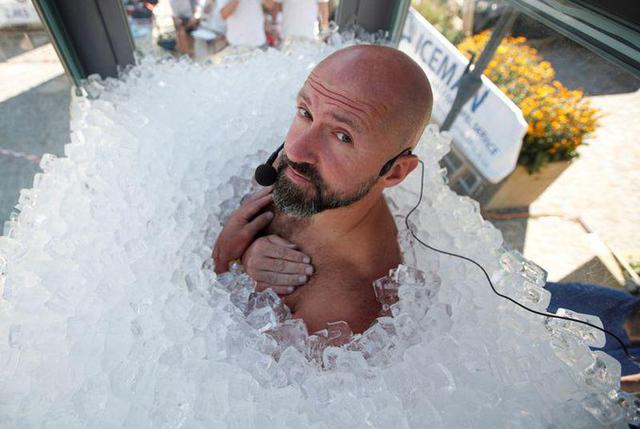 El austriaco Josef Koeberl batió el récord de permanencia en una caja de hielo. (REUTERS / Leonhard Foeger).