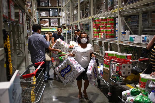 Aglomeración de gente en tiendas mayoristas por coronavirus. (Foto: Hugo Curotto)