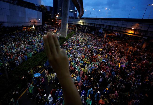 Un manifestante a favor de la democracia hace el saludo de tres dedos junto a miles que participan en una protesta contra el gobierno en Bangkok, Tailandia. (EFE/Diego Azubel).