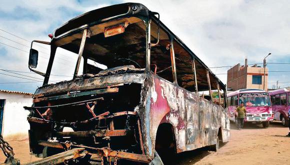 Desconocidos incendiaron el martes un microbús de transporte público (Foto: Johnny Aurazo)