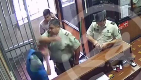 El sargento de Carabineros Victor Manuel Chávez Andrade viene siendo investigado por agredir a dos jóvenes en Chile. (Captura de video)