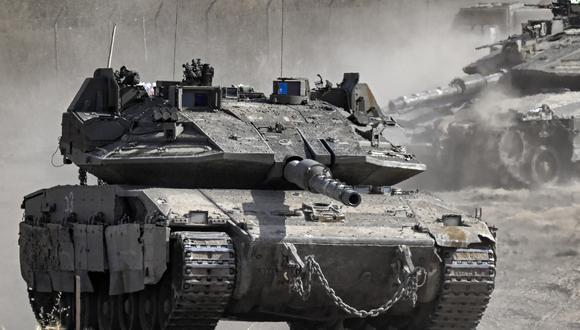 Los tanques de batalla del ejército de Israel se mueven en un área a lo largo de la frontera con la Franja de Gaza el 2 de abril de 2024. (Foto de RONALDO SCHEMIDT / AFP).