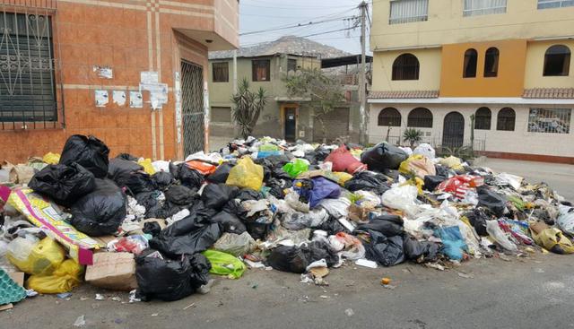 Las zonas donde los montículos de desperdicios se han apoderado de las calles son San Gabriel, Tablada de Lurín, los alrededores del terminal pesquero de Villa María del Triunfo y Pista Nueva. (WhatsApp El Comercio)