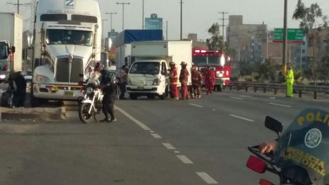 Panamericana Sur: choque entre cinco vehículos bloqueó la vía - 4