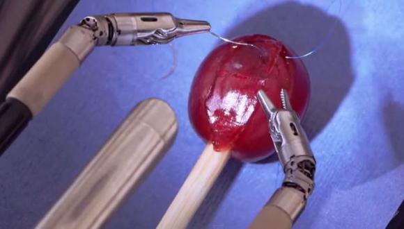 Mira a este robot cirujano coser la piel de una uva [VIDEO]