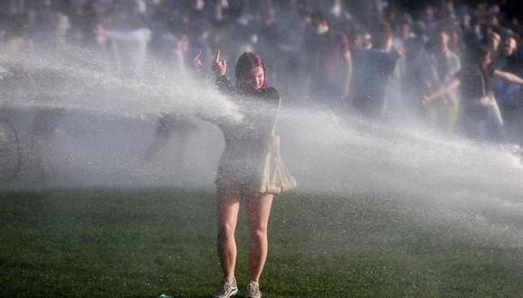 La policía de Bélgica utiliza cañones de agua para dispersar a las personas mientras participan en un festival falso llamado 'La Boum' organizado por un grupo anónimo de personas en Facebook. (EFE / EPA / STEPHANIE LECOCQ).