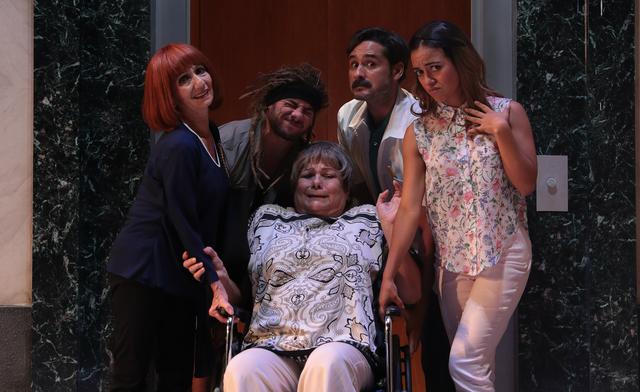 “¿Qué hacemos con Walter?”, la comedia que se sitúa en una reunión de propietarios de un edificio, se estrena este jueves en el teatro Pirandello (Foto: Hugo Pérez)