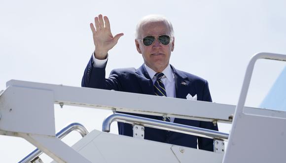 El presidente Joe Biden saluda antes de abordar el Air Force One en el aeropuerto de Torrejón en Madrid. (AP/Susan Walsh)