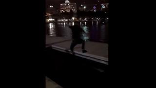 Joven quiso dar un gran salto hacia el muelle, pero calcula mal y cae estrepitosamente | VIDEO