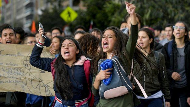 Estudiantes han participado en diversas protestas en Colombia a lo largo de este año. Foto: GETTY IMAGES, vía BBC Mundo