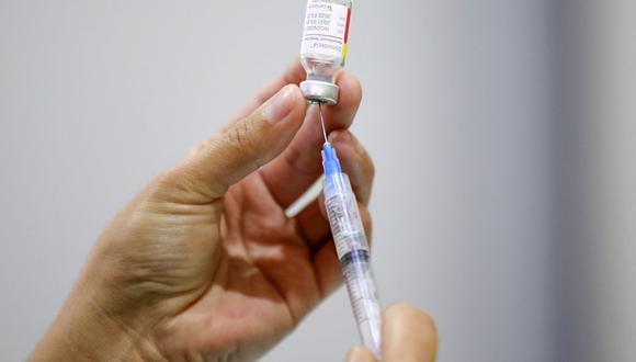 Una enfermera prepara una dosis de la vacuna china CanSino contra el coronavirus COVID-19 en Santiago de Chile el 3 de junio de 2021. (Foto de JAVIER TORRES / AFP).