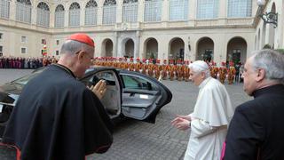 Arzobispo denuncia "presiones" sobre cardenales para elegir al nuevo Papa