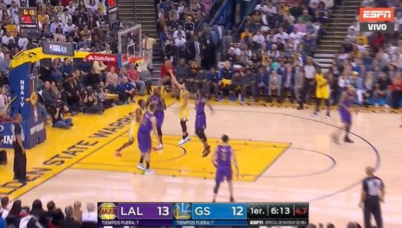 Stephen Curry se coló dentro de la defensa de los Lakers. | Foto: captura