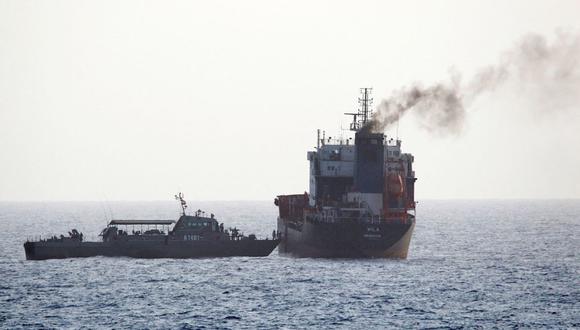 Las fuerzas iraníes abordan un petrolero en aguas internacionales en el Golfo de Omán el 13 de agosto del 2020. (Foto referencial, AFP).