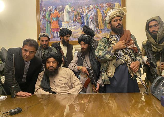 Los combatientes talibanes toman el control del palacio presidencial de Afganistán en Kabul después de que el presidente Ashraf Ghani huyera del país, el domingo 15 de agosto de 2021. (AP Photo / Zabi Karimi).