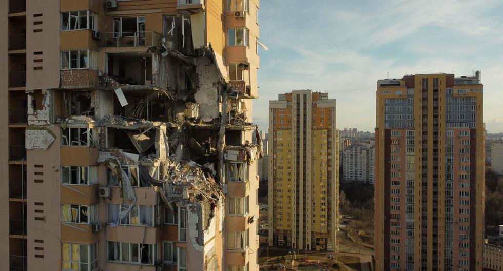 Esta vista general muestra los daños en los pisos superiores de un edificio en Kiev el 26 de febrero de 2022, después de  que fuera alcanzado por un misil de Rusia. (DANIEL LEAL / AFP).