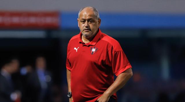 JJPANA1022. ASUNCIÓN (PARAGUAY), 12/02/2020.- El entrenador del Club Cerro Porteño, Francisco Arce, dirige este miércoles a un partido de la Copa Libertadores entre Cerro Porteño y Universitario de Deportes, en el estadio la Nueva Olla en Asunción (Paraguay). EFE/Nathalia Aguilar