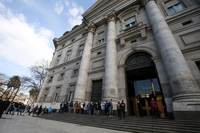 Argentinos formaban largas filas frente a bancos en Buenos Aires desde una hora antes de su apertura. (Foto:  Reuters)