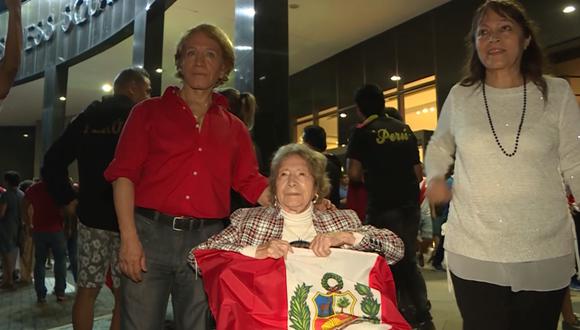 La selección peruana tiene una hincha peculiar: Luz Benavides de 98 años que estuvo en el banderazo. (Foto y video: AFP)