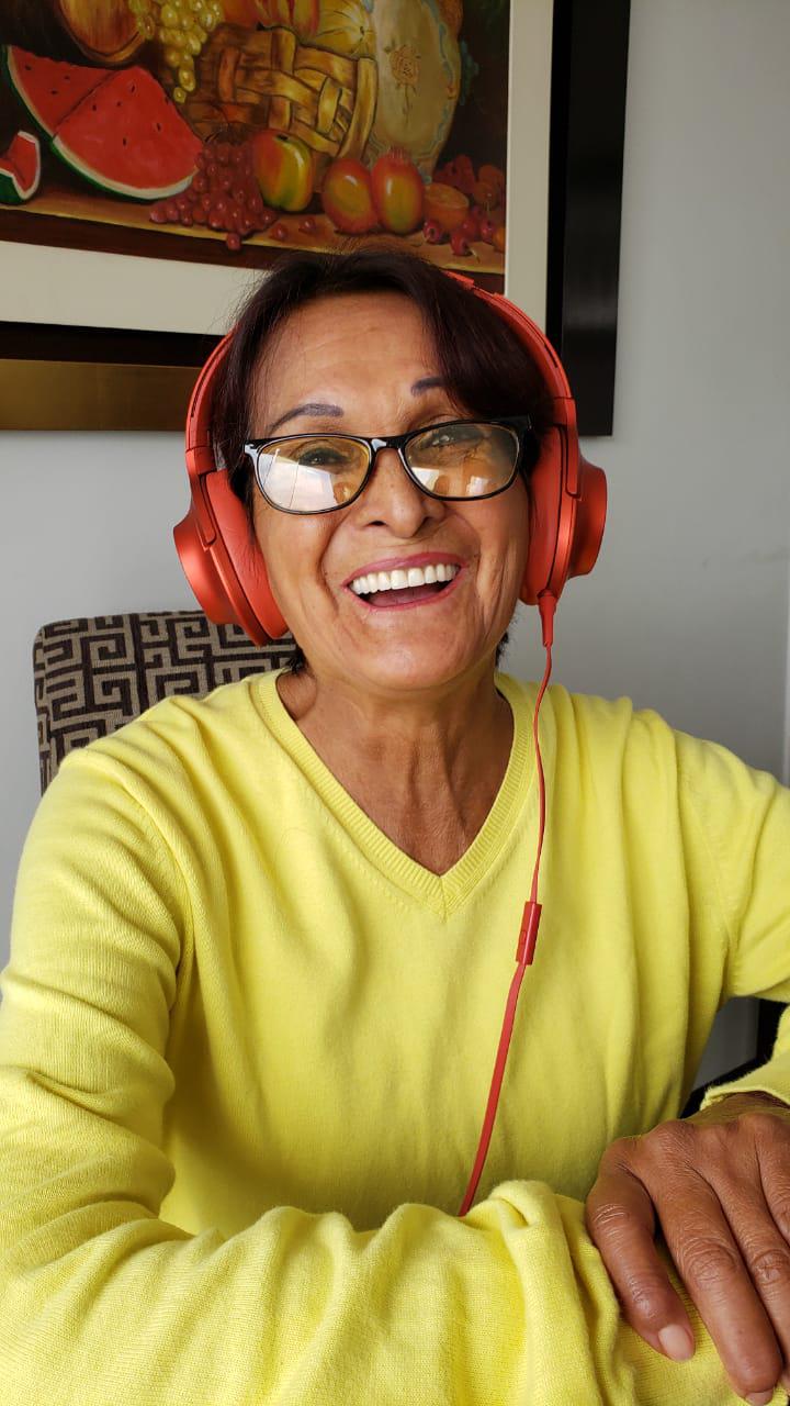 Doris Garma, de 63 años, ha dejado temporalmente su Ica natal para instalarse en Lima, en casa de su hijo. Fue todo una coincidencia: nadie pensó que la cuarentena llegaría a extenderse tanto. Ambos han encontrado durante este período un tiempo para reencontrarse a través de actividades sencillas, cotidianas. Cocinar juntos todos los días es una de ellas.