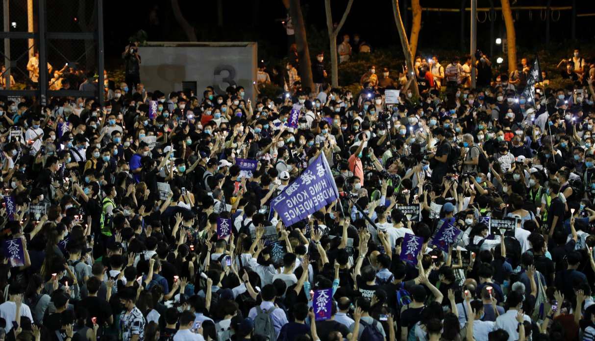Los manifestantes agitan las banderas de independencia de Hong Kong mientras participan en una vigilia con velas para conmemorar el 31 aniversario de la represión de las protestas en favor de la democracia en la Plaza Tiananmen de Beijing en 1989. (REUTERS/Tyrone Siu).