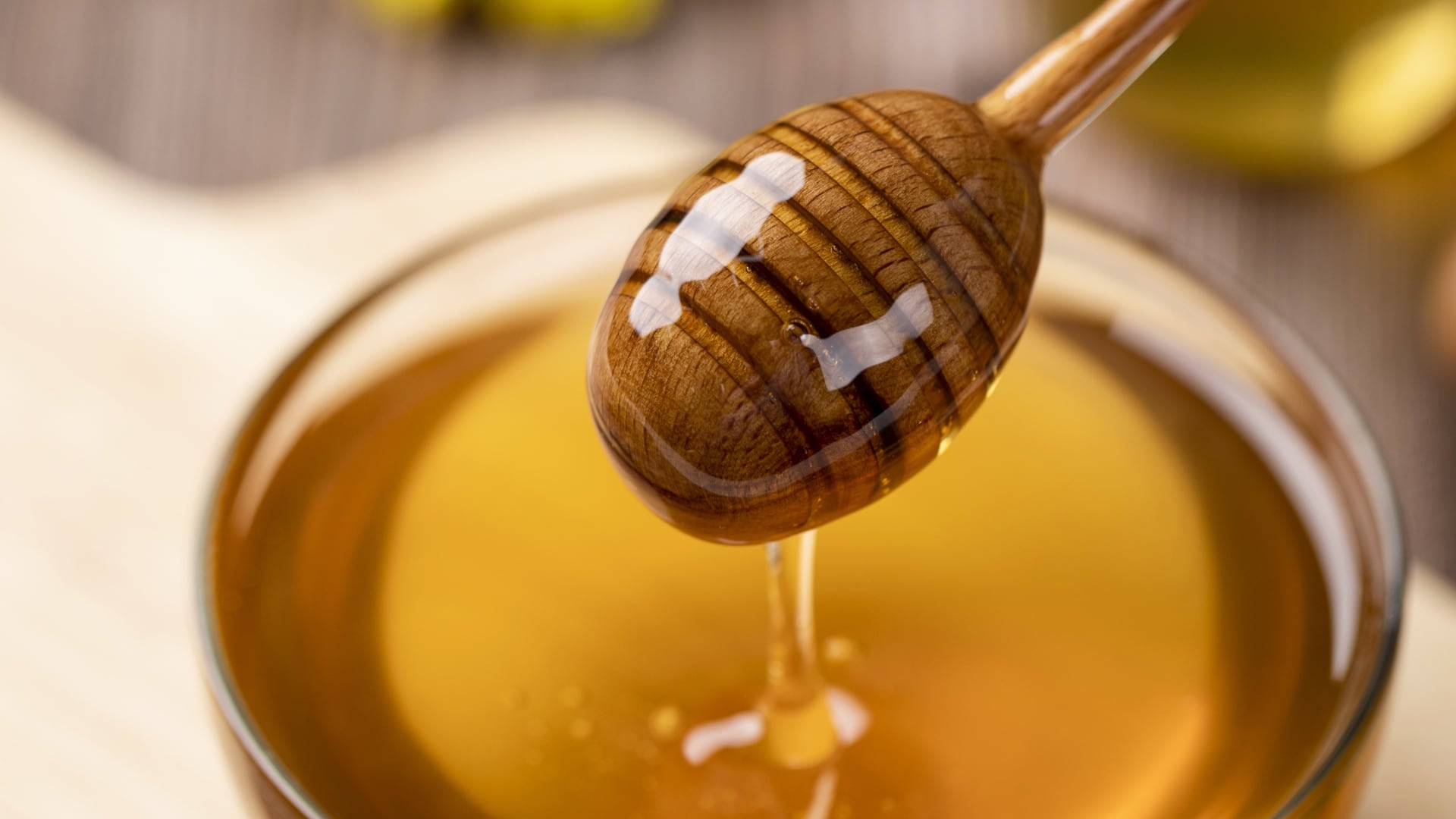 Al igual que otras mieles, la miel de abeja es alta en azúcar y calorías, por lo que debe consumirse con moderación.