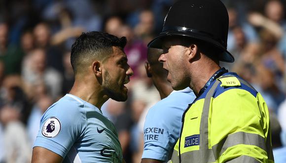De acuerdo con los medios ingleses, un vigilante decidió denunciar a Sergio Agüero tras haber sido atacado durante los festejos del último gol del Manchester City ante Bournemouth. (Foto: AFP)