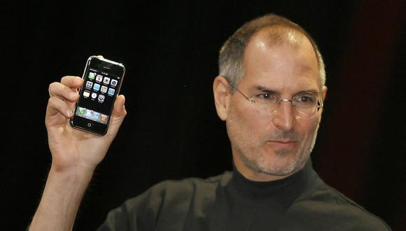 El entonces director ejecutivo de Apple, Steve Jobs, presenta un nuevo teléfono móvil denominado "iPhone", en la Conferencia Macworld el 9 de enero de 2007, en San Francisco, California. (Foto de TONY AVELAR / AFP)
