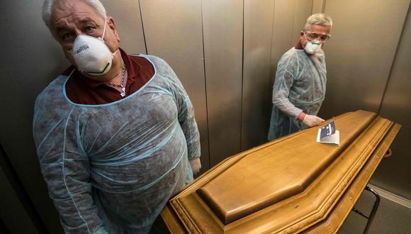 Coronavirus en Francia | Ultimas noticias | Último minuto: reporte de infectados y muertos lunes 6 de abril del 2020 | Covid-19 | Empleados de la funeraria Lantz cierran el ataúd de una víctima de coronavirus en un hospital en Mulhouse, este de Francia. (AFP / SEBASTIEN BOZON).