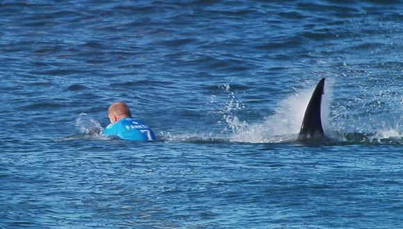 Fotografía de archivo que muestra al surfista australiano Mick Fanning siendo atacado por un tiburón durante la final del JBay surf Open en julio de 2015. (Foto: WSL / AFP)
