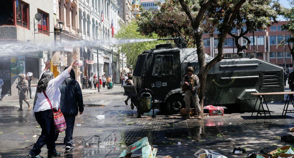 Policías y militares se enfrentan a manifestantes en Valparaíso. (REUTERS/Rodrigo Garrido).
