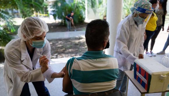 Una enfermera inyecta una dosis de la vacuna china Sinopharm, en Caracas, Venezuela. (Foto: Archivo / EFE/ Rayner Peña R.).