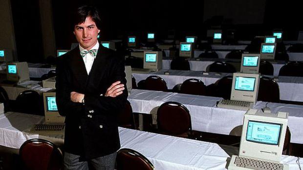Before adopting his famous "uniform", Steve Jobs wore colorful bow ties.  (Photo: Getty)