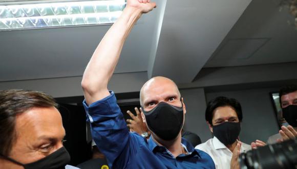 Bruno Covas, alcalde de Sao Paulo, celebra su reelección durante las elecciones municipales en Sao Paulo, Brasil. (Foto: REUTERS / Amanda Perobelli).