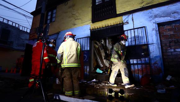 Bomberos rescataron a otro hombre entre los grandes montículos de la casona derrumbada en el Rímac. La casa de tres pisos de quincha será declarada inhabitable. (Foto: El Comercio)