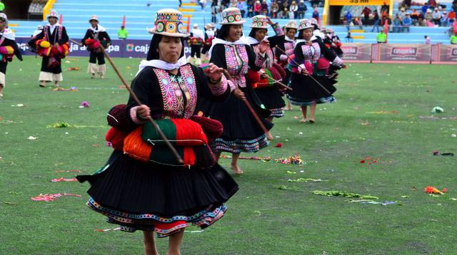 En ese escenario, cada conjunto de danza tiene ocho minutos para mostrar sus evoluciones coreográficas ensayados con muchas semanas de anticipación, deleitando así al público con una gran variedad de danzas (Foto: Carlos Fernández)