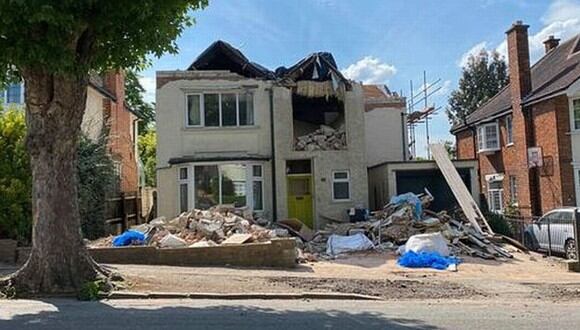 Albañil destruye la casa que remodeló tras discutir sobre el pago con el dueño. (Foto: @leicslive / Twitter)