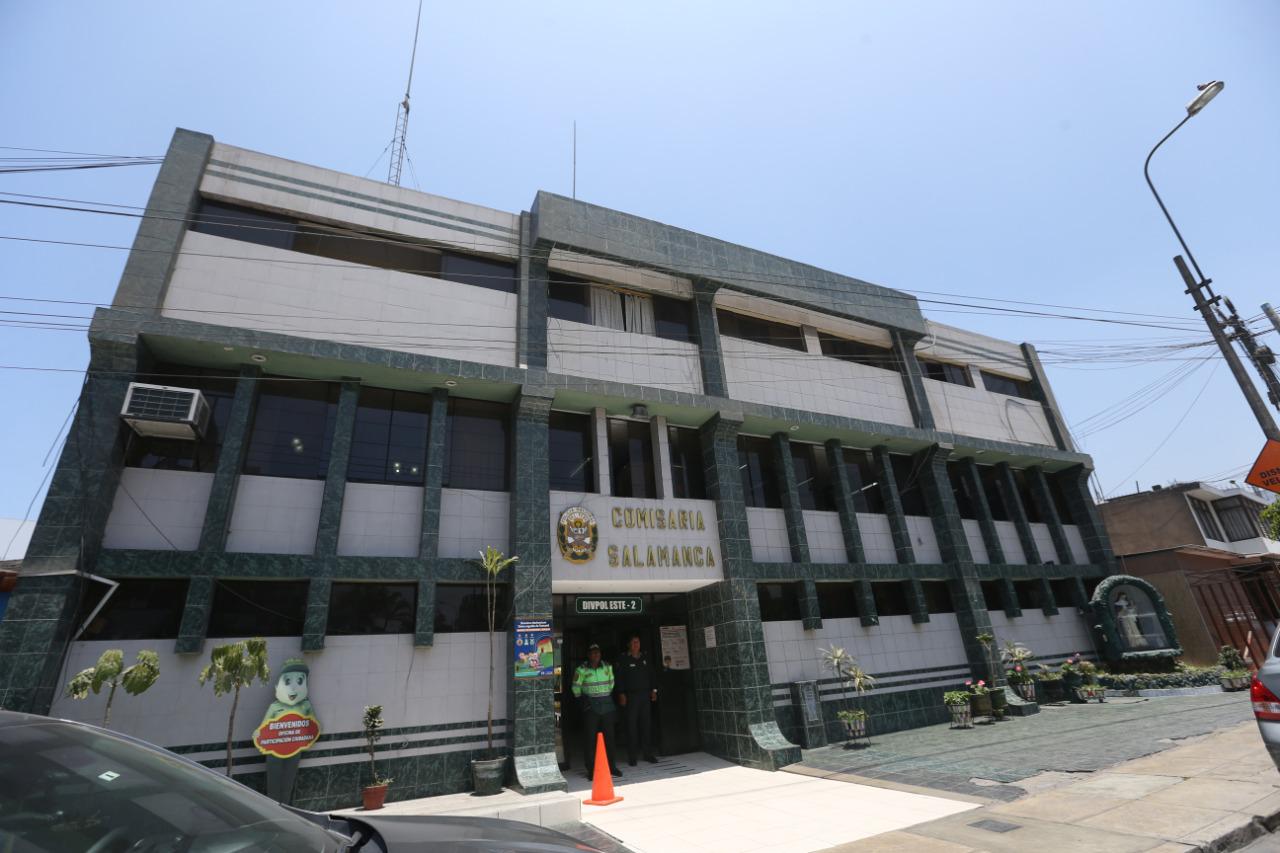 La Comisaría de Salamanca dispuso 13 efectivos para el resguardo del hospedaje tras ser alertados por los vecinos. (Foto: Violeta Ayasta)