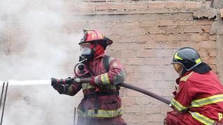 Bomberos fueron expuestos a gases tóxicos durante incendio en Surco y denuncian haber recibido mala atención en hospital Rebagliati