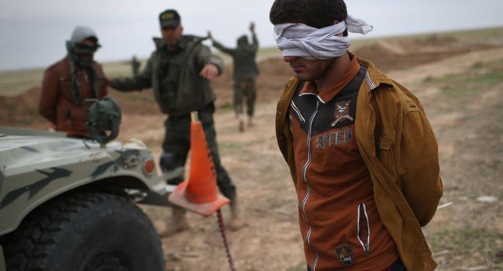 Un presunto miembro de ISIS (Estado Islámico) capturado por los peshmerga. (Foto: Getty Images)