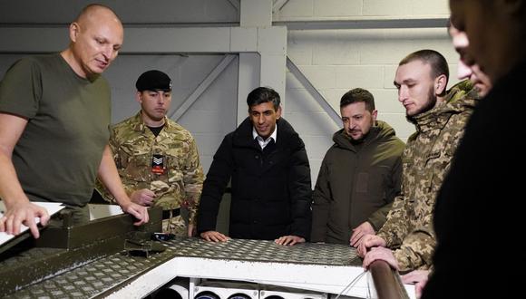 El presidente ucraniano Volodymyr Zelensky y el primer ministro británico Rishi Sunak realizaron una visita al campo militar de Lulworth, al sur de Inglaterra, en febrero, para inspeccionar el entrenamiento que seguían las tropas ucranianas para operar los tanques Challenger 2.