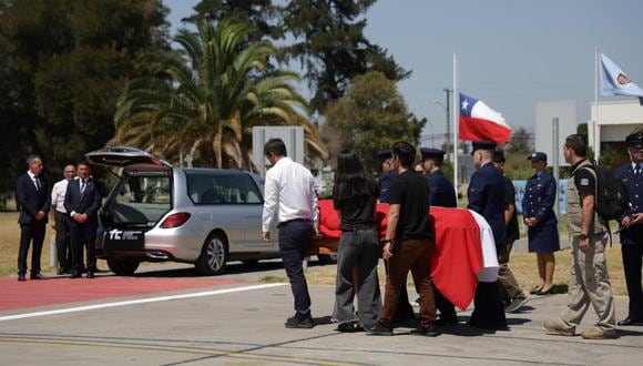 Familiares acompañan el féretro del expresidente Sebastián Piñera tras su arribo en un avión de la Fuerza Aérea de Chile (FACh) al hangar Grupo 10 del aeropuerto de Santiago, hoy, en Santiago (Chile). EFE/ Ailen Díaz