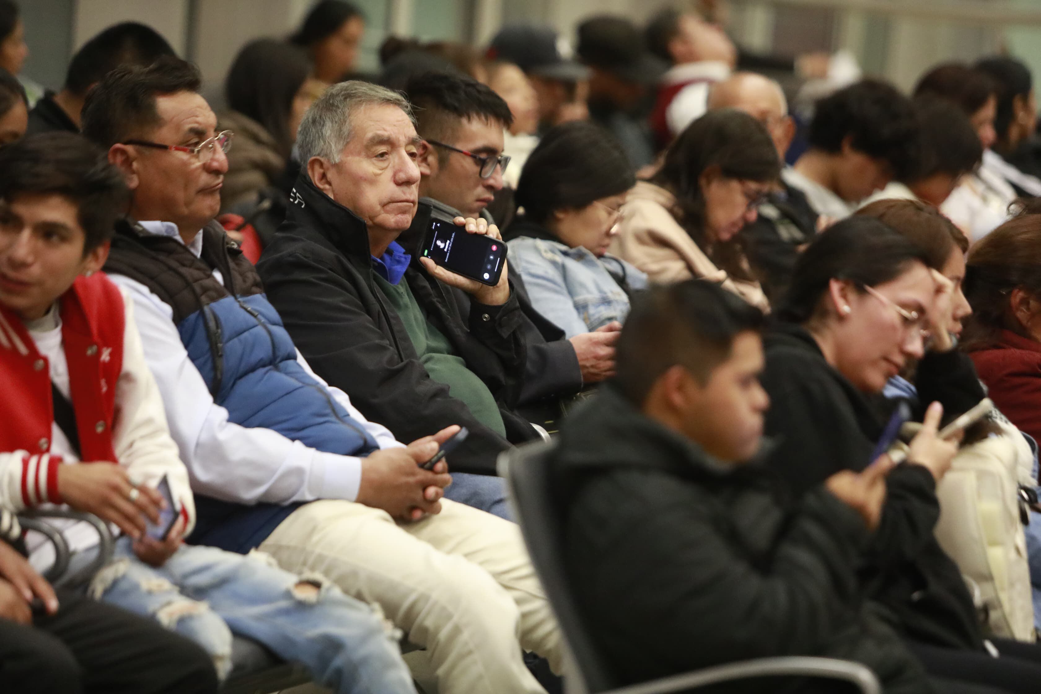 Pasajeros esperando el reinicio de vuelos en el Aeropuerto Jorge Chávez. (Julio Reaño/@photo.gec)