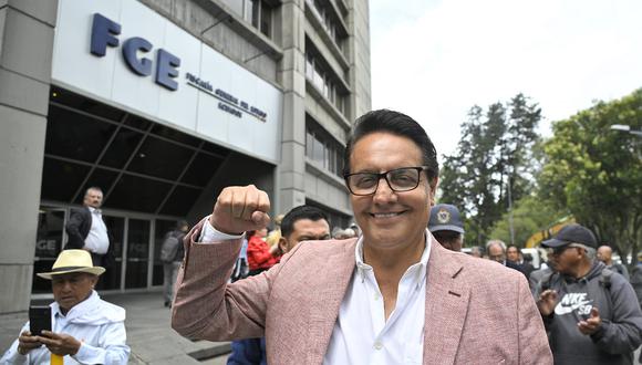 El ex asambleísta y candidato presidencial, Fernando Villavicencio, hace un gesto frente a la Fiscalía General de la Nación en Quito el 8 de agosto de 2023. (Foto de Rodrigo BUENDIA / AFP)