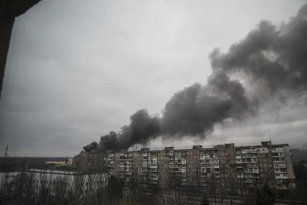 Columns of smoke rise into the sky after one of the Russian attacks in Mariupol.  (Evgeny Maloletka - AP).