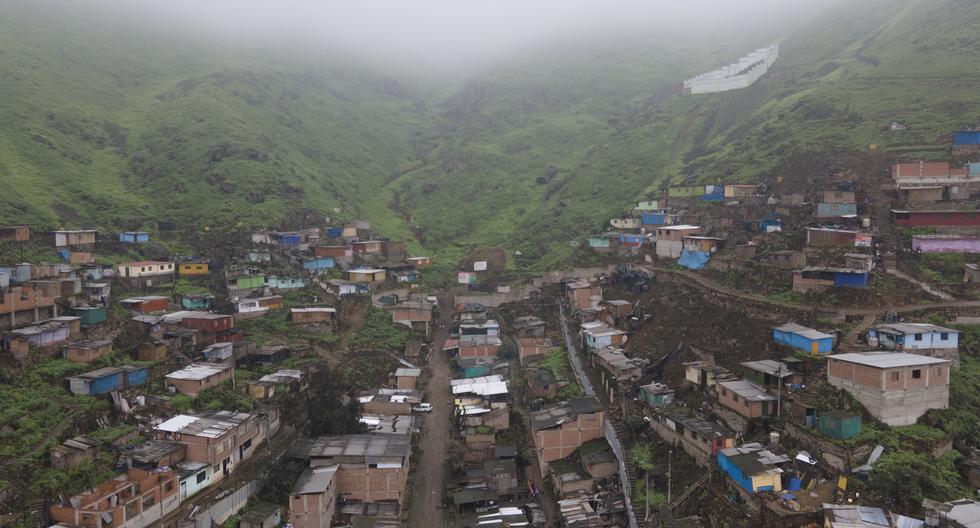 En la imagen, tomada con un dron, se observa cómo las viviendas han ido invadiendo las laderas de las Lomas de Amancaes. Además de ubicarse en una zona de riesgo, alteran este espacio natural de Lima. (Foto: Jorge Cerdán)
