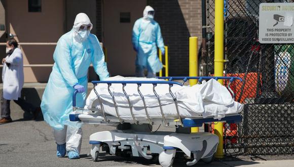 Los cuerpos se trasladan a un camión de refrigeración que sirve como depósito de cadáveres temporal en el Hospital Wyckoff en el distrito de Brooklyn, Nueva York. (Foto: AFP/Bryan R. Smith)